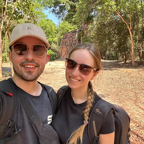 Vanessa und Alex zwischen den Tempelruinen von Sambor Prei Kuk im Wald in Kambodscha