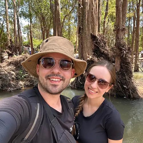 Vanessa und Alex in einem überfluteten Wald bei Stung Treng in Kambodscha