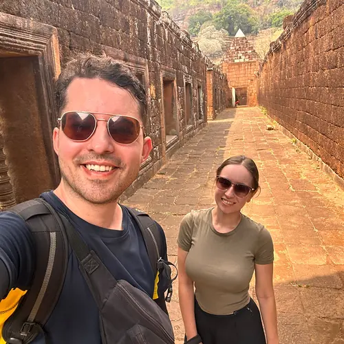 Vanessa und Alex in der Tempelanlage Wat Phou in Laos