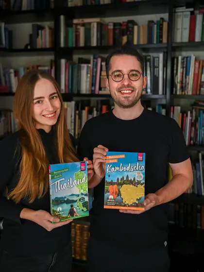 Vanessa und Alex mit ihren Reiseführern für Thailand und Kambodscha