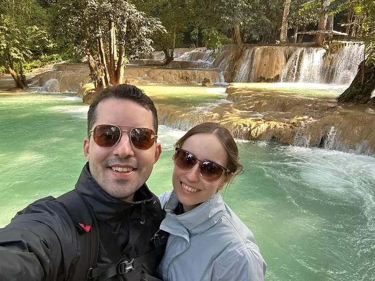 Vanessa und Alex an einem Wasserfall im Wald bei Luang Prabang in Laos