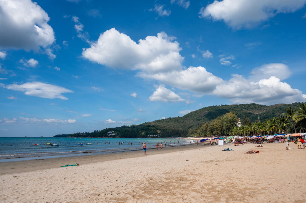 Ausblick auf den Kamala Beach