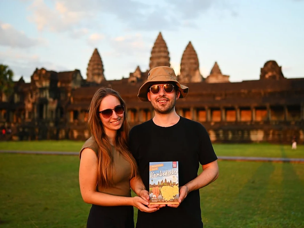 Vanessa Mosch und Nils Alexander Kemna mit ihrem Reiseführer „Reiserouten durch Kambodscha“ vor Angkor Wat
