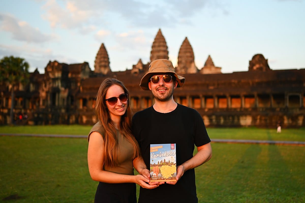 Vanessa Mosch und Nils Alexander Kemna mit ihrem Kambodscha-Reiseführer von AlexAsia vor Angkor Wat
