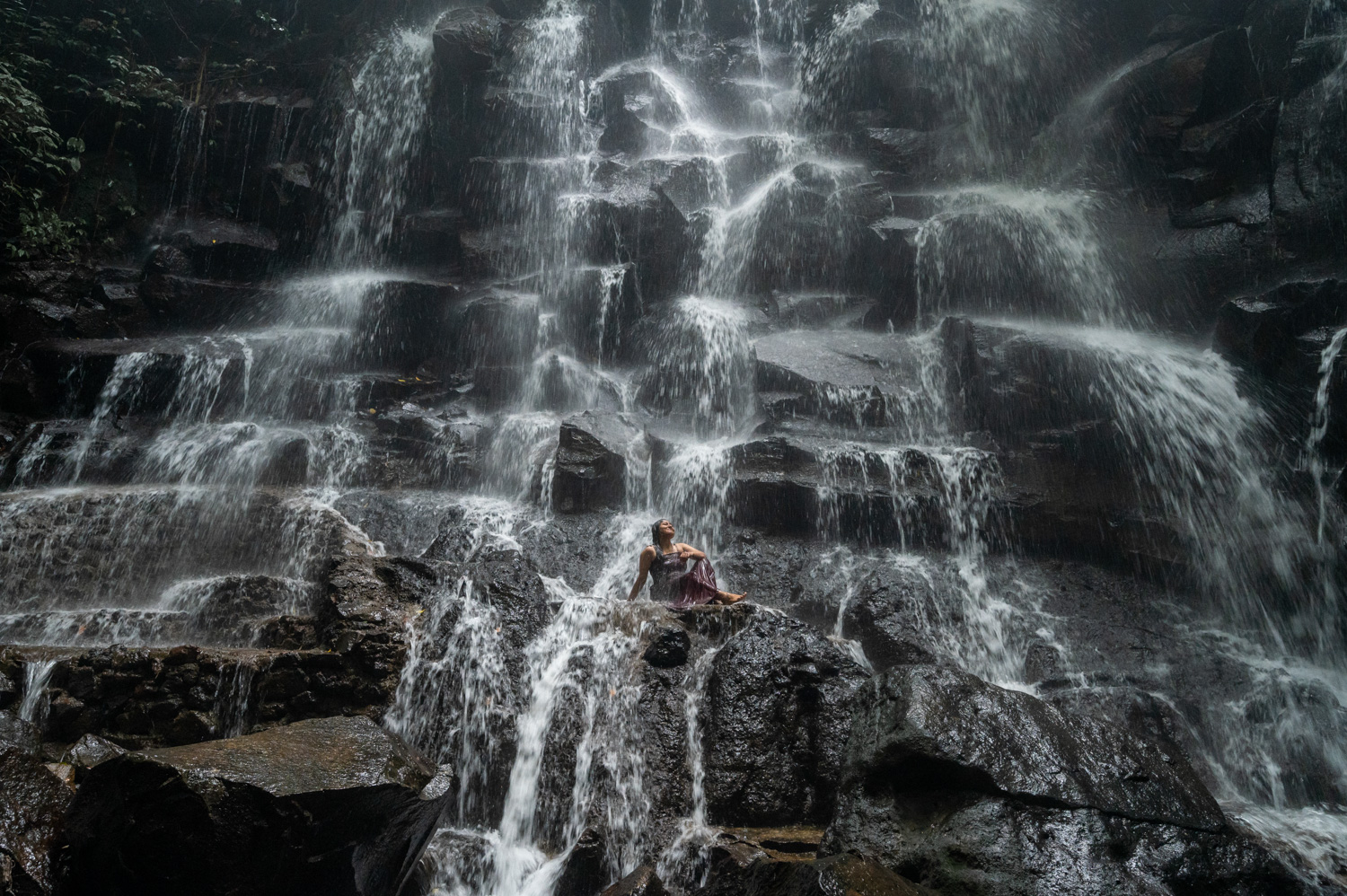 kanto lampo waterfall (1) touristin macht ein fotoshooting am kanto lampo waterfall auf bali