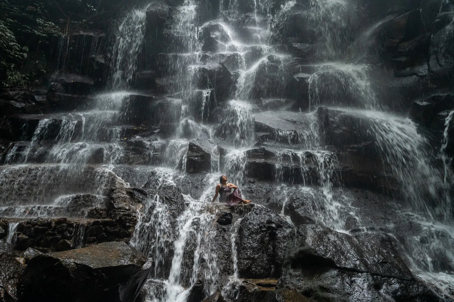 touristin macht ein fotoshooting am kanto lampo waterfall auf bali