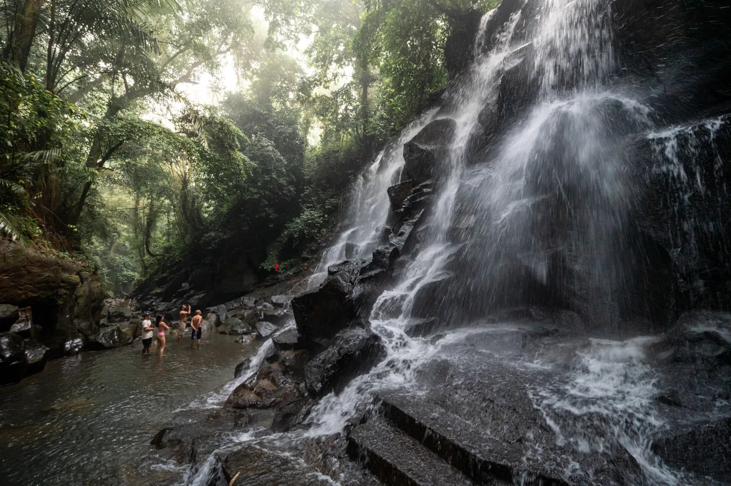 touristen am kanto lampo waterfall bei ubud auf bali