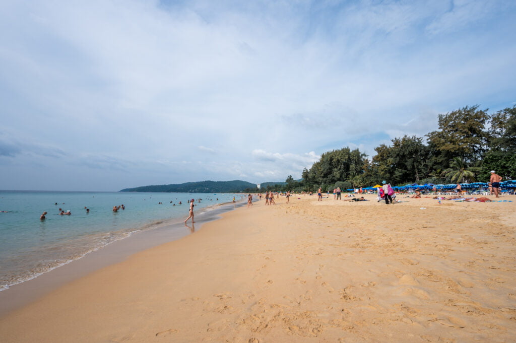 Ausblick auf den Karon Beach
