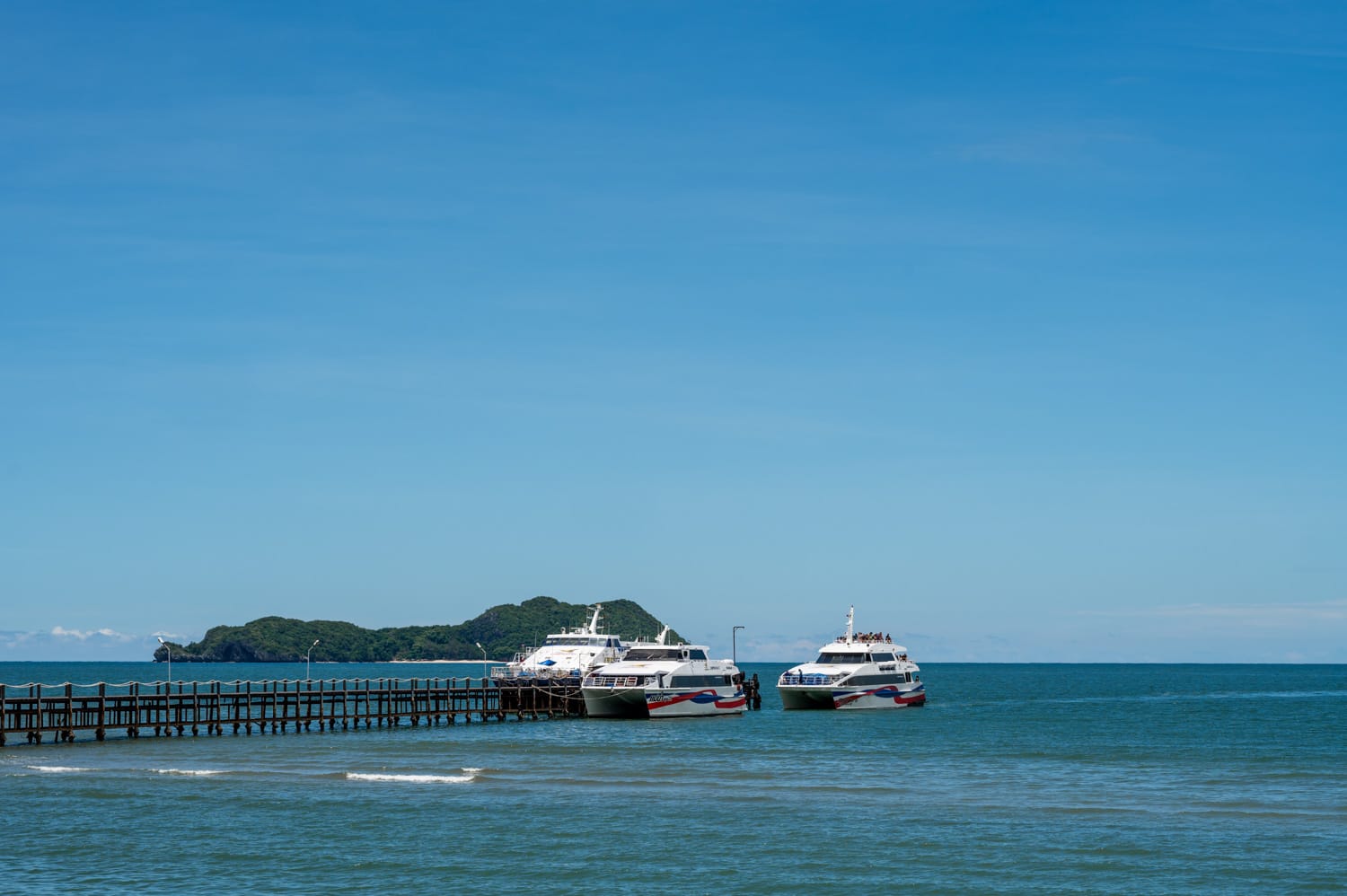 Zwei Katamarane der Schnellfähren am Pier in Chumphon