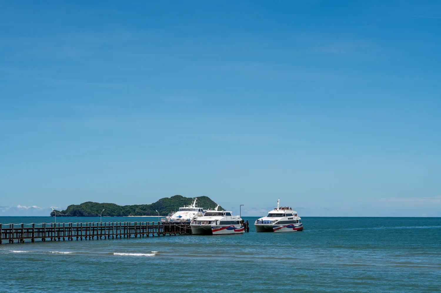 katamaran-schnellfaehre-koh-phangan Zwei Katamarane der Schnellfähren am Pier in Chumphon