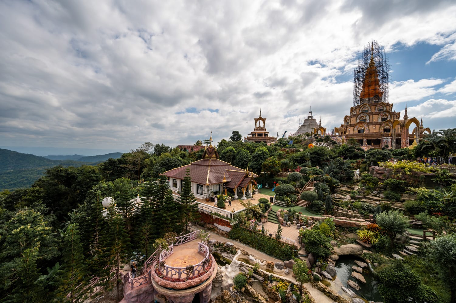 khao kho phetchabun (3) Garten und Pagode im Wat Phra That Pha Sorn Kaew