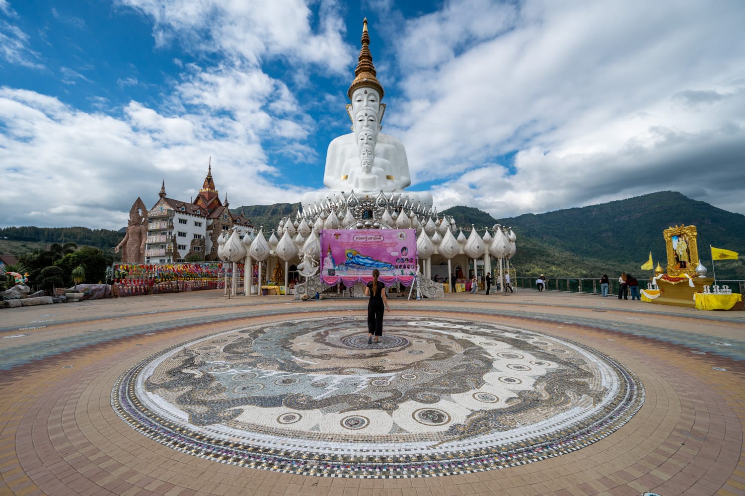 khao kho phetchabun (7) Vanessa Mosch im Wat Phra That Pha Sorn Kaew