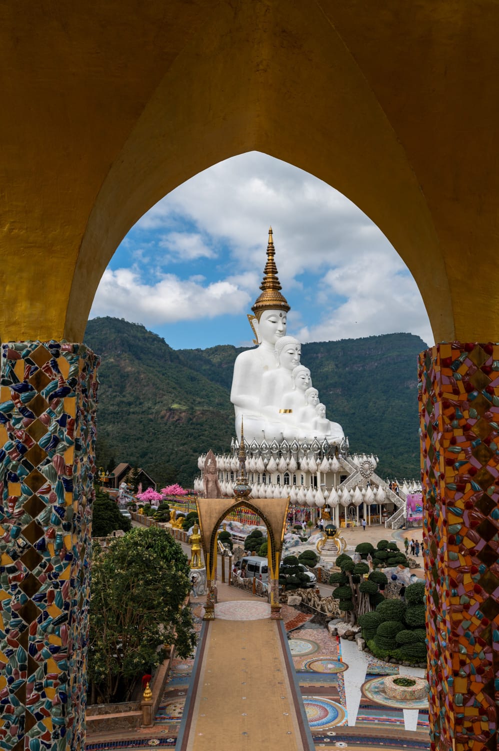 khao kho phetchabun (8) Ausblick von der Pagode des Wat Phra That Pha Sorn Kaew auf den fünfköpfigen Buddha