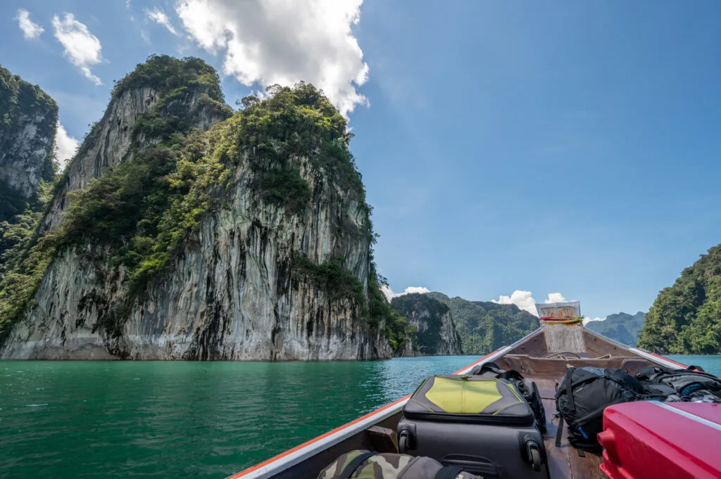 Kalksteinfelsen ragen aus der Wasseroberfläche des Cheow Lan Lake