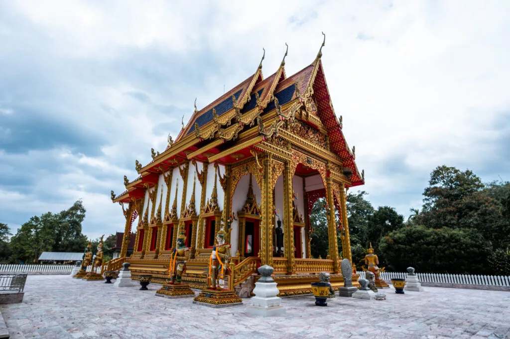 Der Wat Khuk Khak ist einer von wenigen Tempeln in Khao Lak