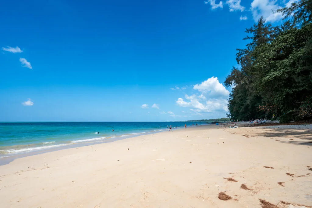 Spaziergänger an einem der zahlreichen Strände in Khao Lak