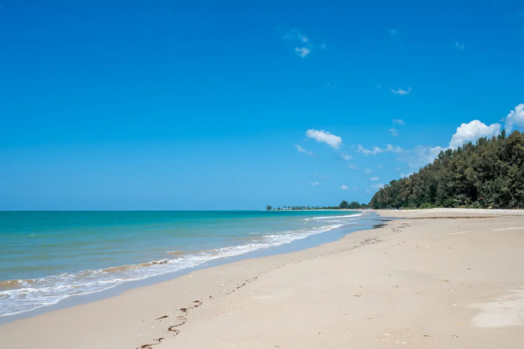 Kilometerlanger Strand im Norden von Khao Lak