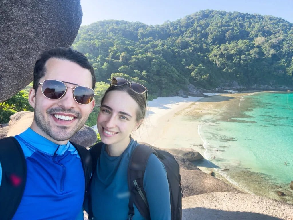Vanessa und Alex von AlexAsia am Aussichtspunkt auf den Similan Islands
