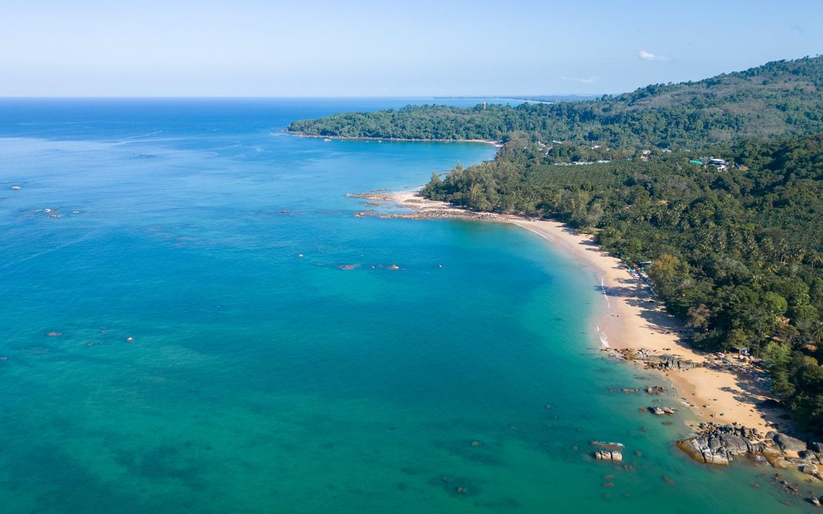 Bucht in Khao Lak von oben mit Sandstrand und türkisem Wasser