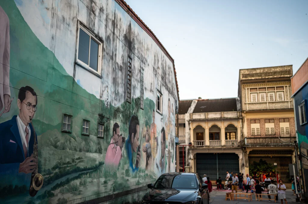 Streetart und historische Gebäude entlang der Takua Pa Walking Street am Sonntag