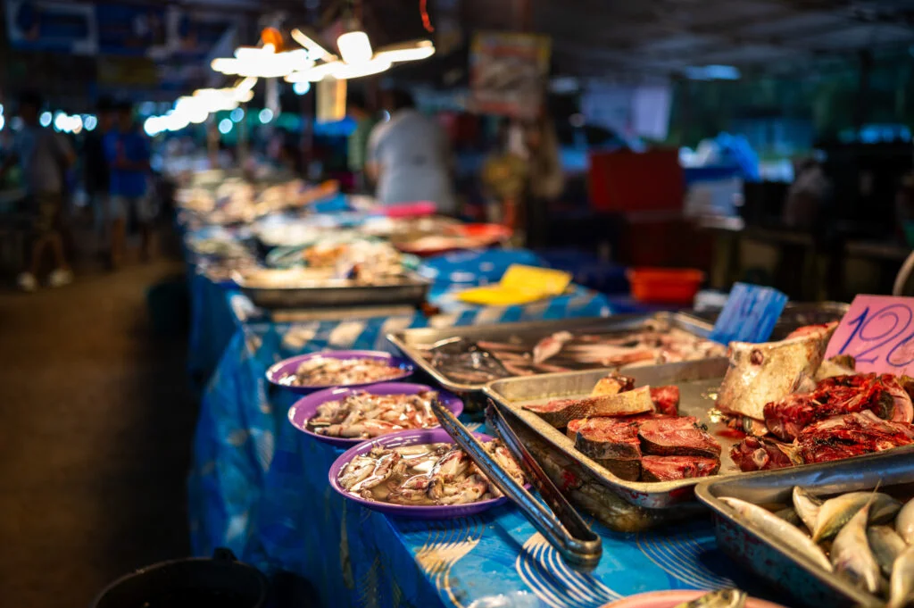 Fleisch und Fisch auf dem Khuk Khak Afternoon Market