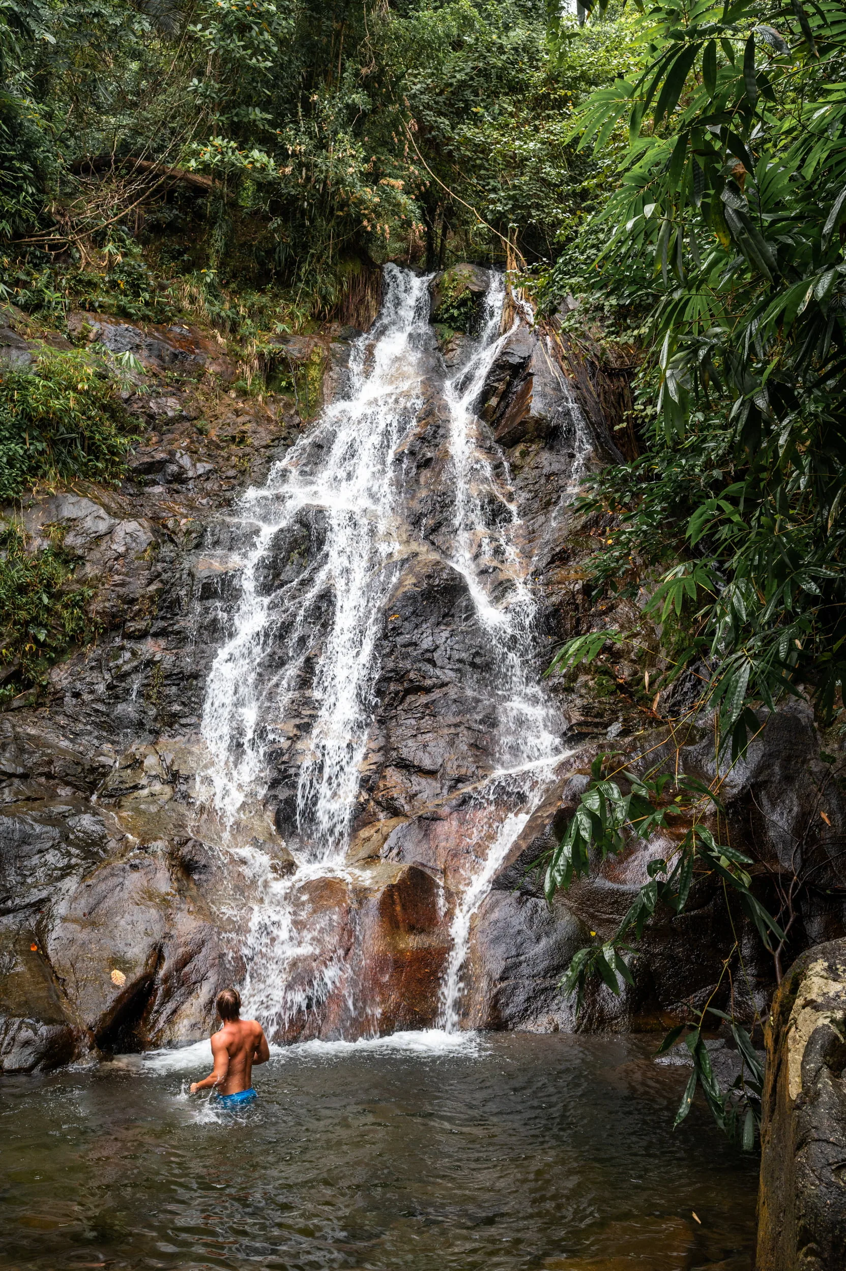 khao lak wasserfaelle (5) Sai Rung Wasserfall und badender Tourist