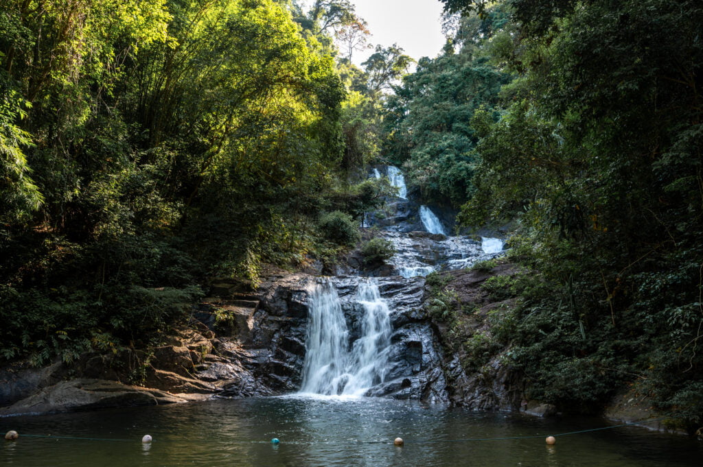 Lampi Wasserfall mit Schwimmbecken