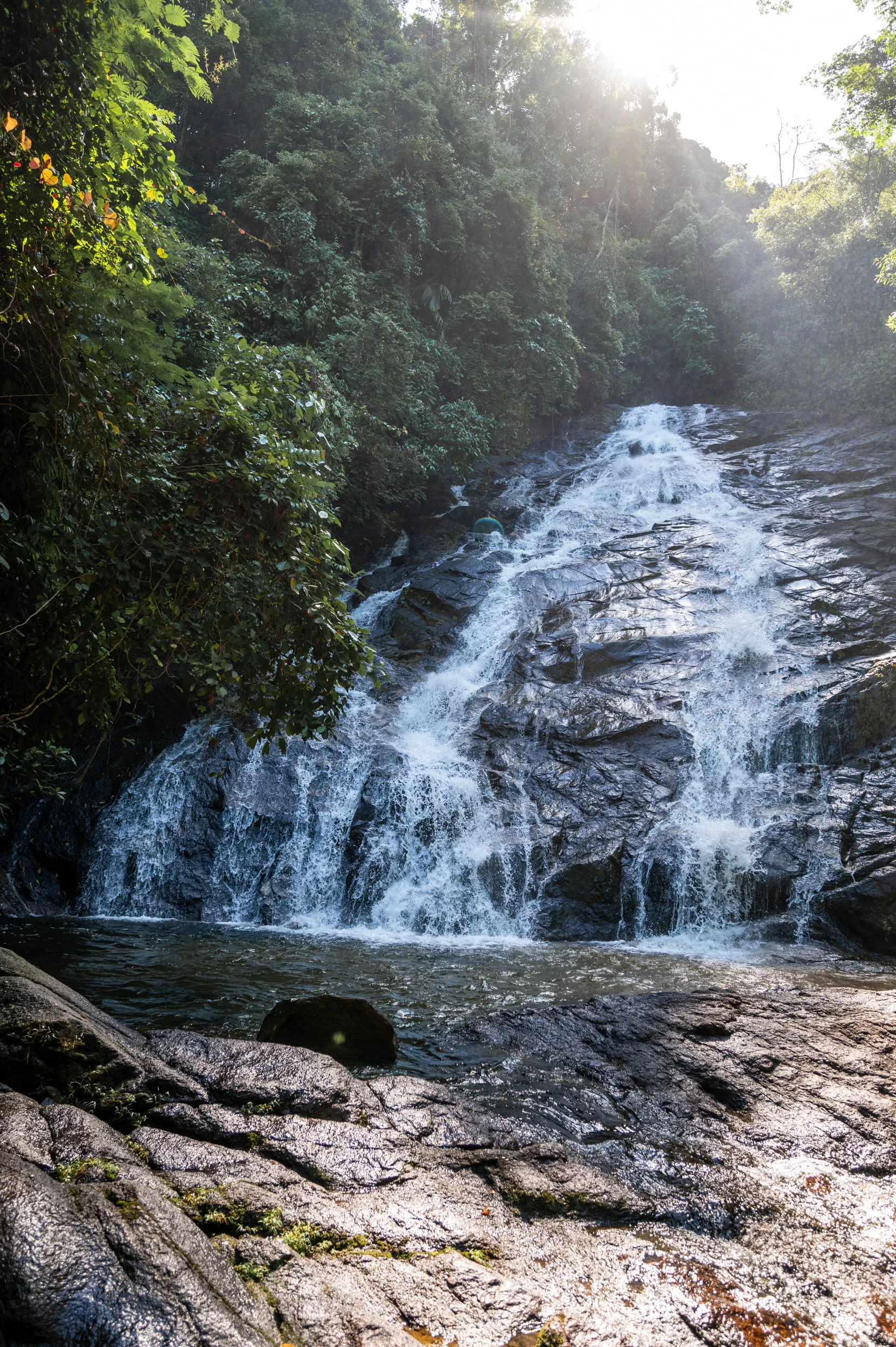 khao lak wasserfaelle (8) Felsen des Tong Phrai Wasserfalls