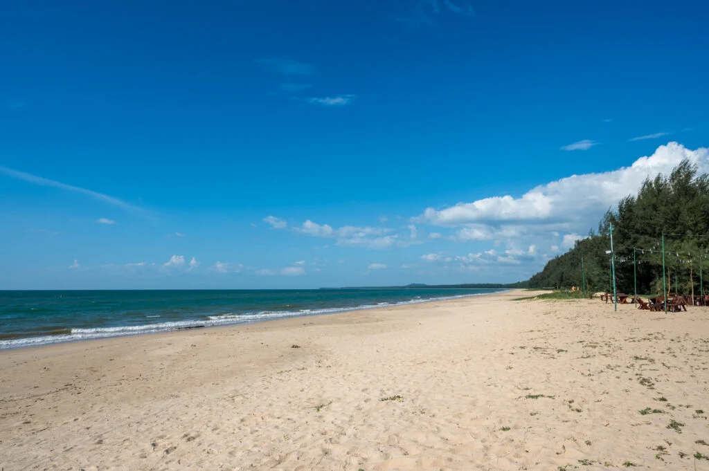 Der menschenleere Strand