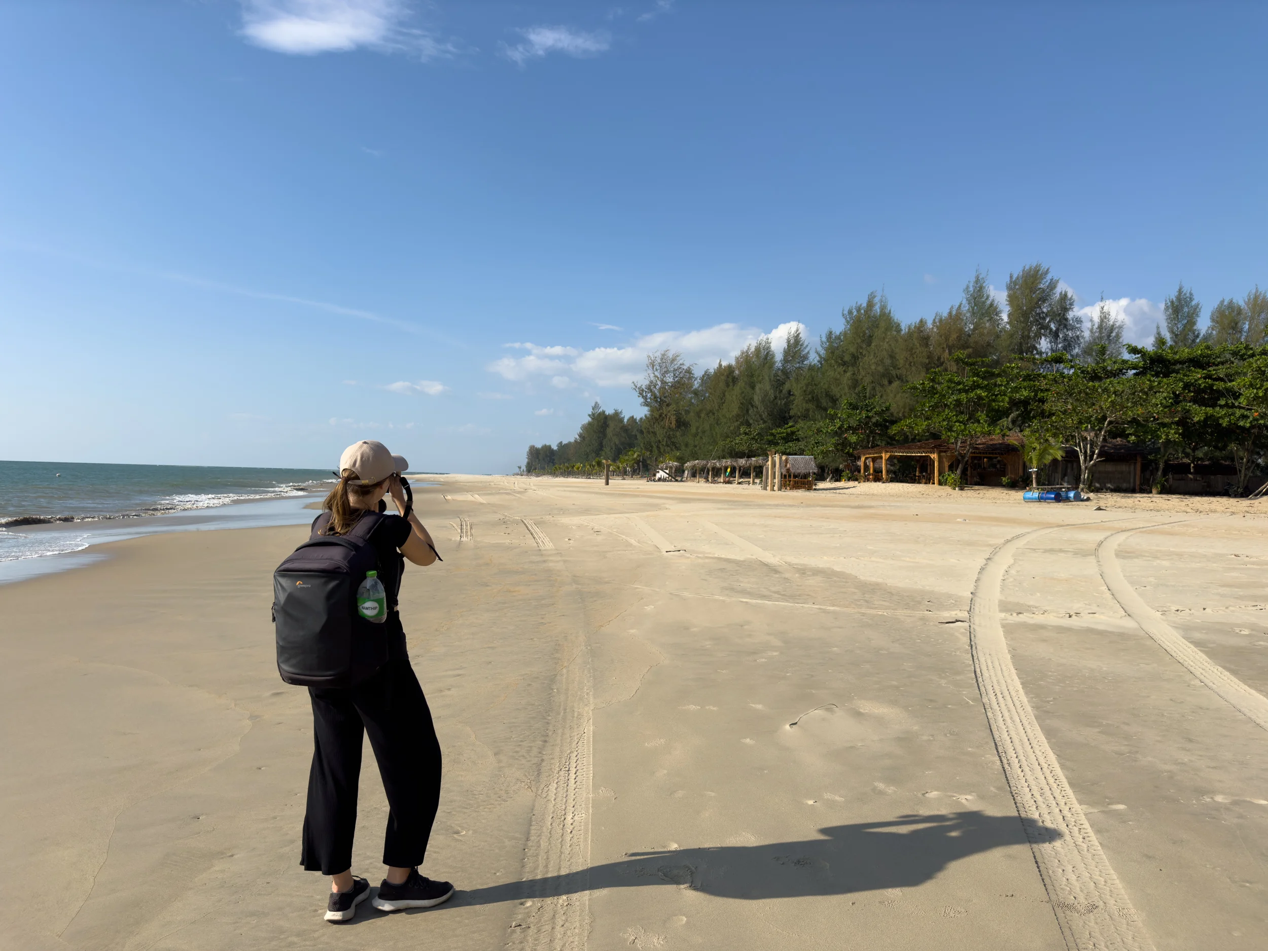 Vanessa am einsamen nördlichen Strandabschnitt von Koh Kho Khao