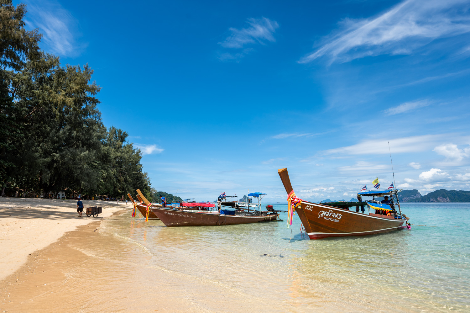koh mook anreise (1) Longtailboote warten auf Koh Kradan auf Fahrgäste nach Koh Mook
