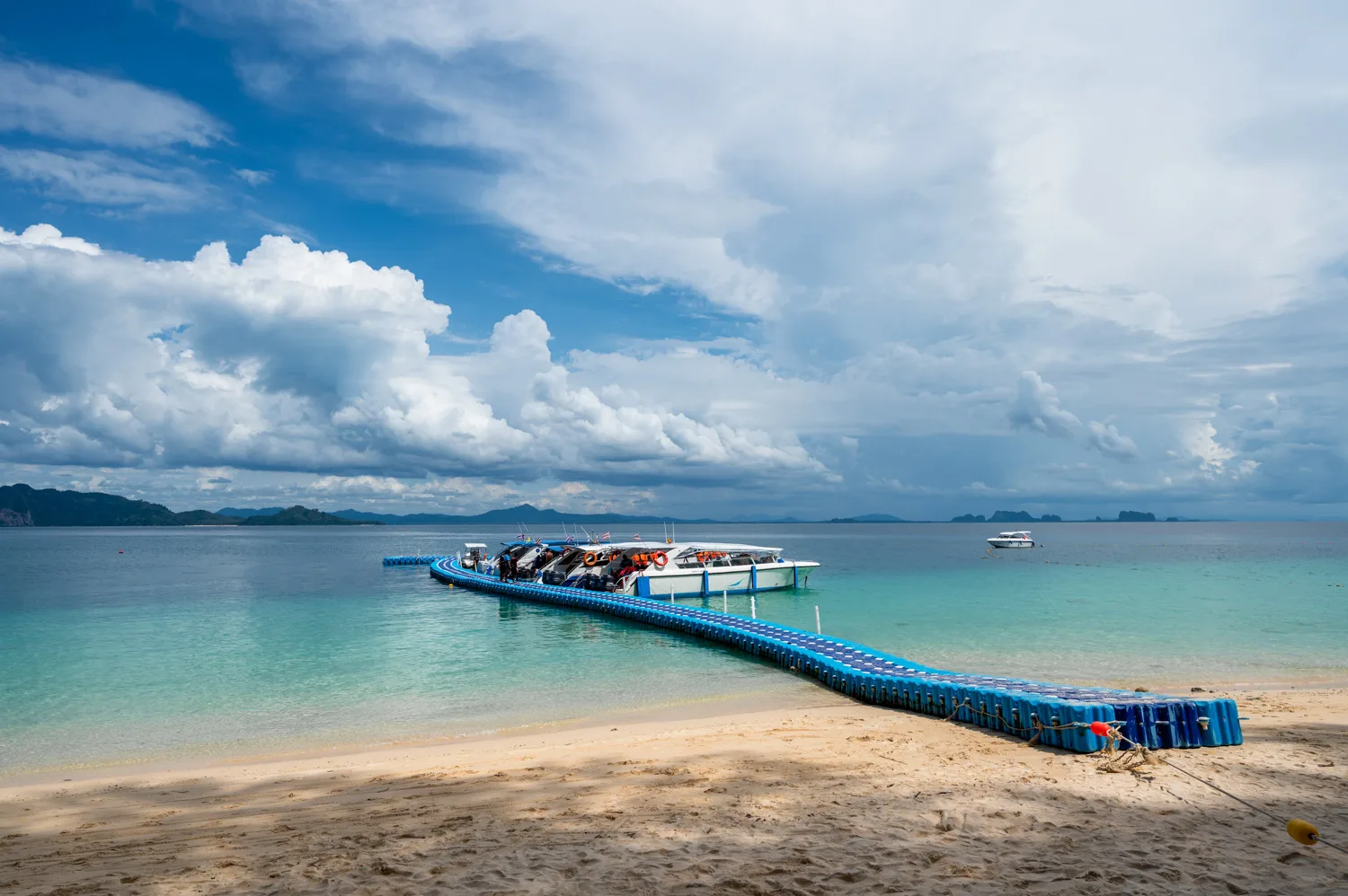Schnellboote warten am schwimmenden Pier von Koh Kradan auf die Weiterfahrt nach Koh Mook