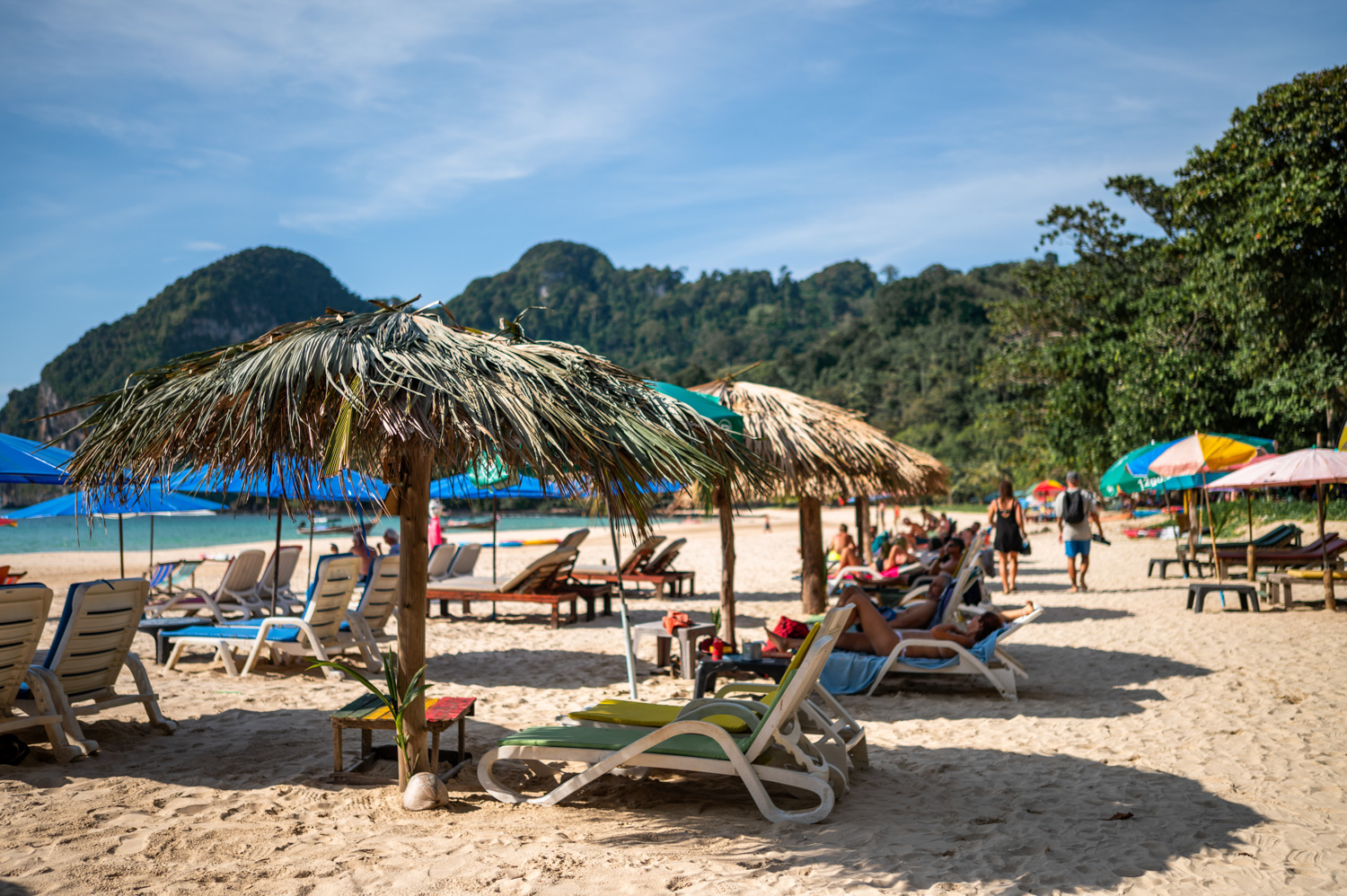 koh mook hotels (13) Liegen und Sonnenschirme bei einer Hippie-Bar am Charlie Beach