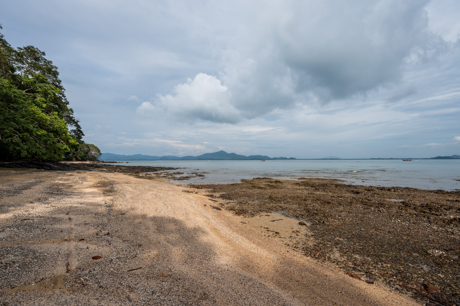 koh mook hotels (15) Stark von den Gezeiten beeinflusste Strände an der Südostküste am Fischerdorf in den Mangroven auf Koh Mook