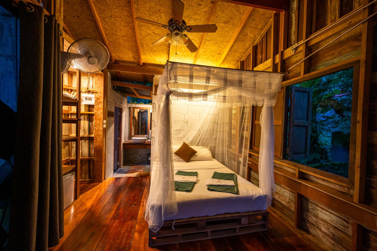 koh mook hotels (16) Zimmer mit Ventilator im Nature Hill im Hinterland des Charlie Beach auf Koh Mook