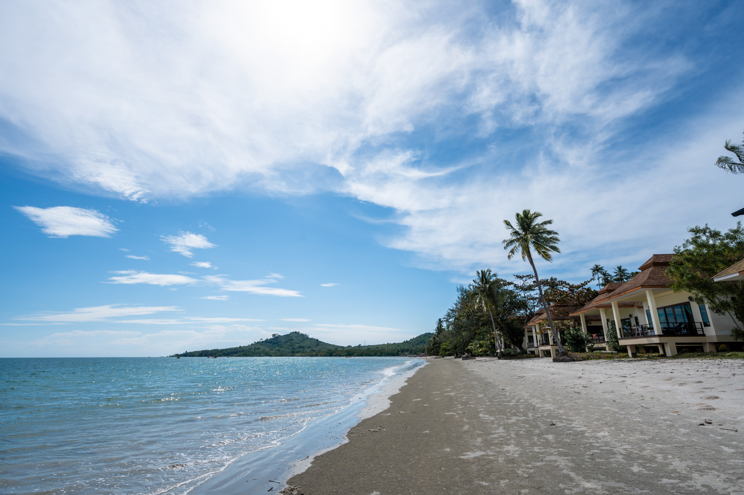 koh mook hotels (2) Dunkler Sand vor Bungalows am westlichen Ende des Pearl Beach