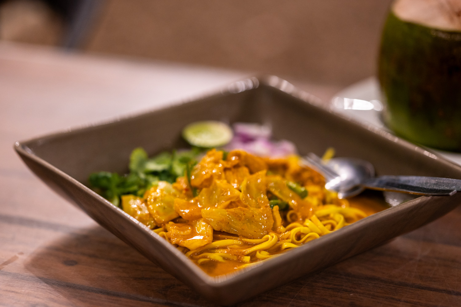 koh mook hotels (5) Khao Soi im P'Su Restaurant des Hotels Nature Hill am Charlie Beach auf Koh Mook