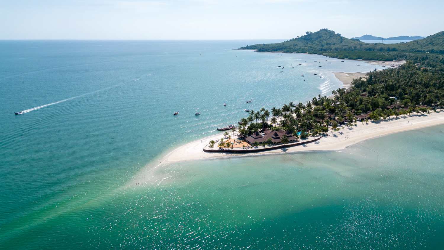 koh mook hotels (8) Drohnenfoto des Sivalai Beach Resorts an der Sandbank des Pearl Beach auf Koh Mook