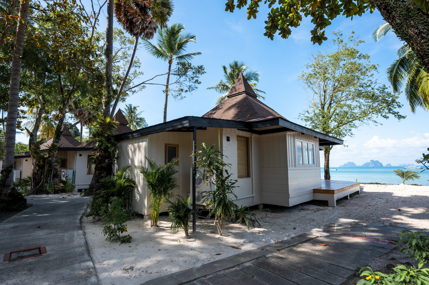 koh mook hotels (9) Gepflasterte Wege führen vom Sivalai Beach Resort in Richtung Koh Mook Village