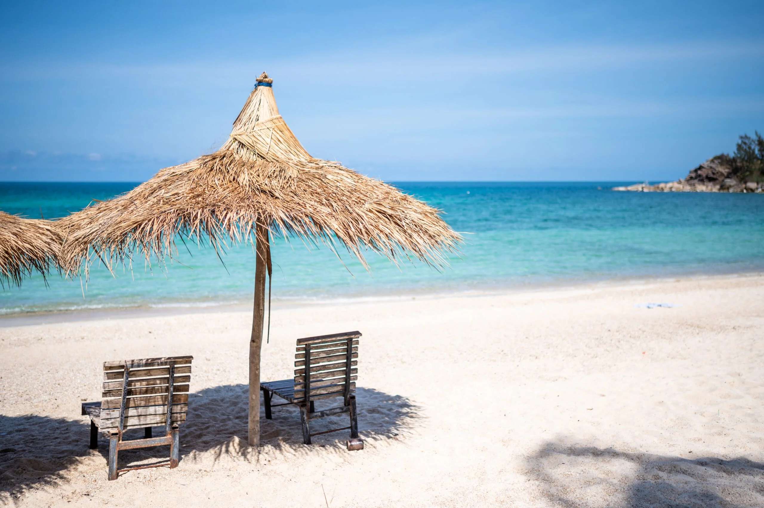 Sonnenschirm und Liegen am Bottle Beach auf Koh Phangan