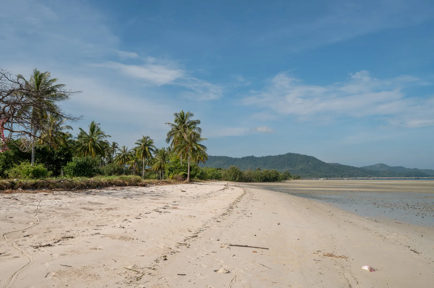 Südlicher Abschnitt des Laem Had Beach auf Koh Yao Yai bei Ebbe