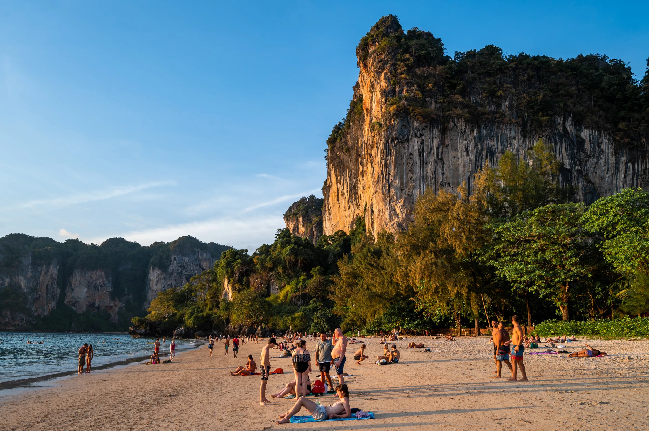 krabi hotel empfehlung (1) Ausblick auf die beeindruckenden Kalksteinfelsen am Railay Beach.