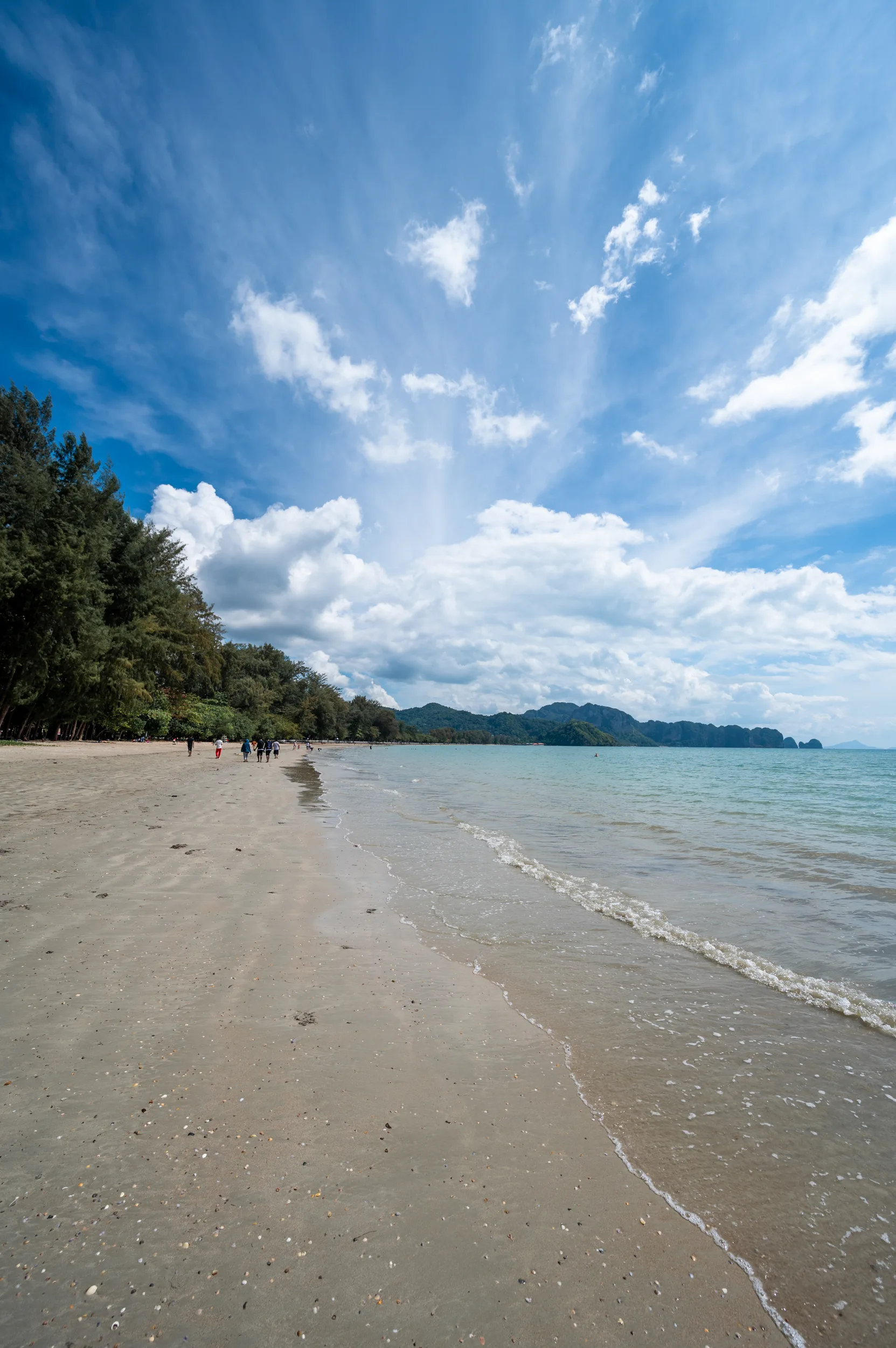 krabi hotel empfehlung (12) Flaches Wasser und dunklerer Sand am Nopharat Thara Beach.