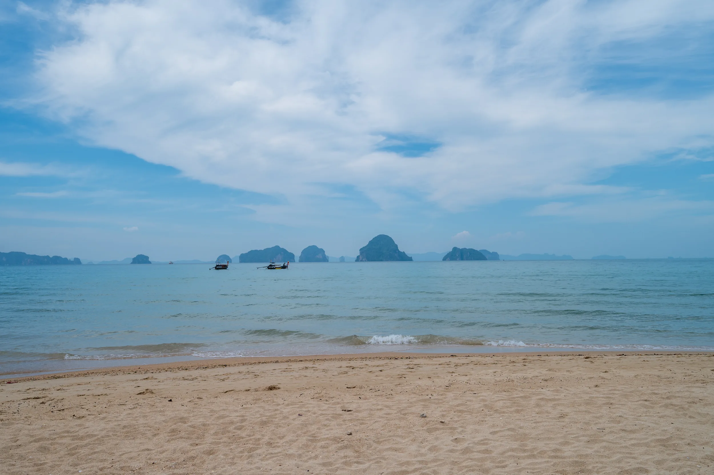 krabi hotel empfehlung (16) Ausblick auf Kalksteininseln am Tubkaek Beach.