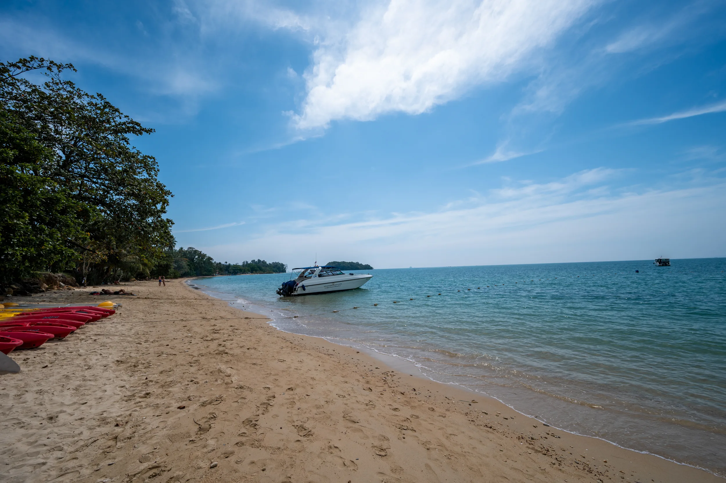 krabi hotel empfehlung (17) Kajaks und flaches Wasser am Tubkaek Beach.
