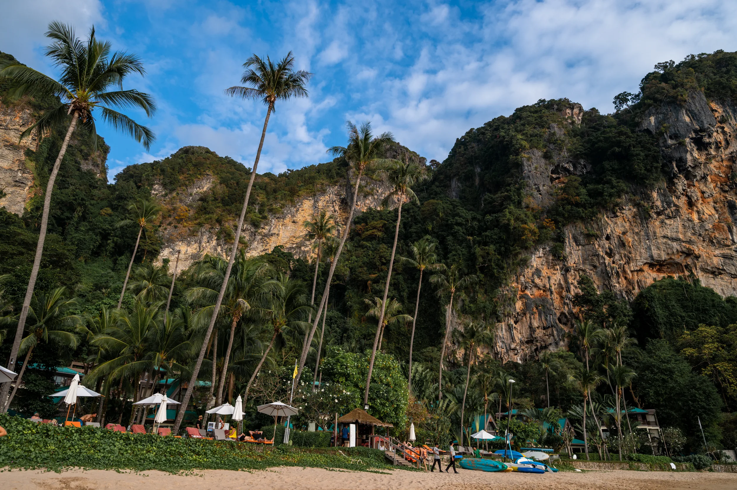 krabi hotel empfehlung (19) Kalksteinfelsen hinter dem Centara Grand Beach Resorts and Villas am Pai Plong Beach.