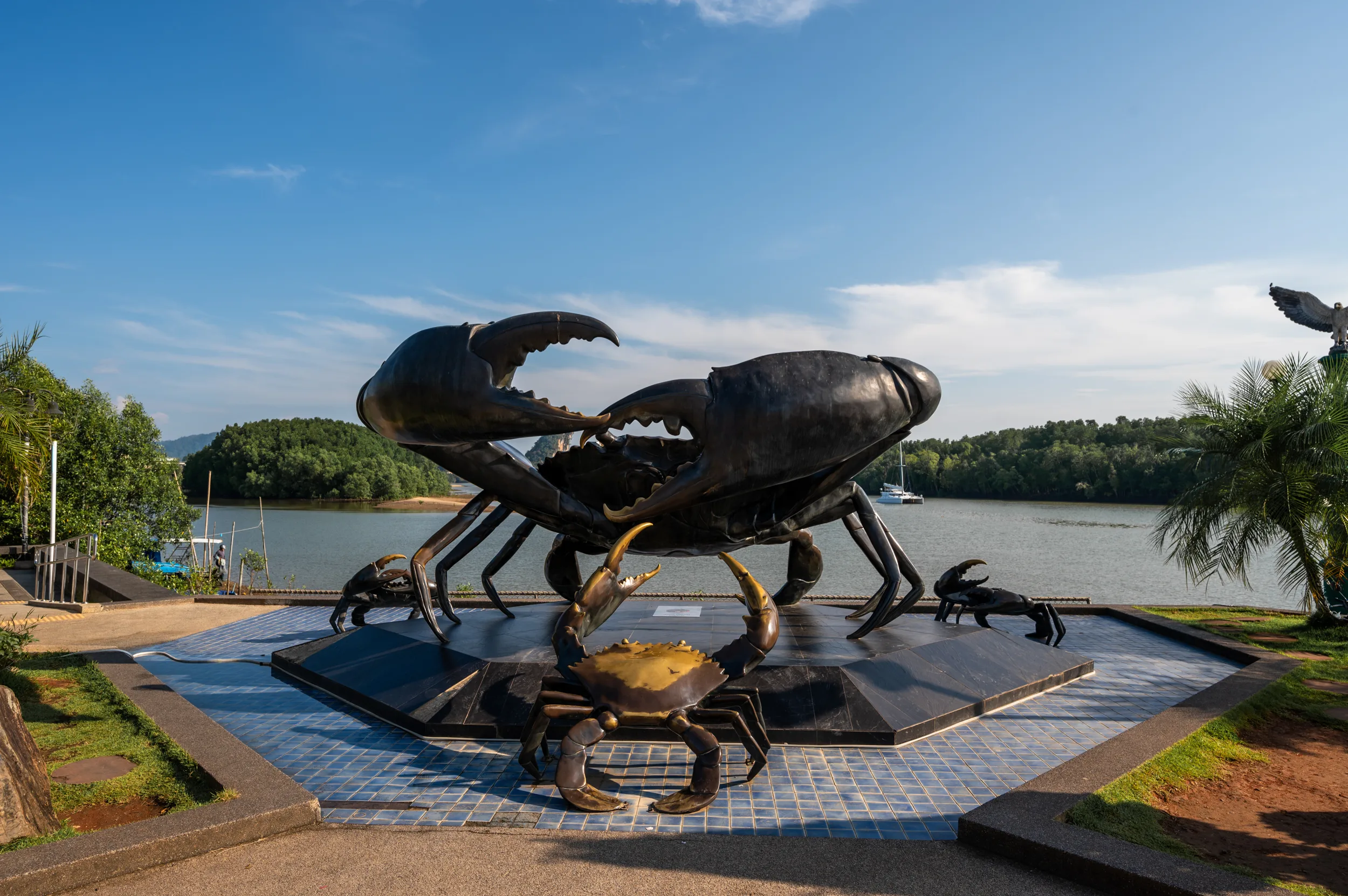 krabi hotel empfehlung (21) Die Mud Crab Sculpture in Krabi Town. In der Nähe befinden sich die meisten Hotels.