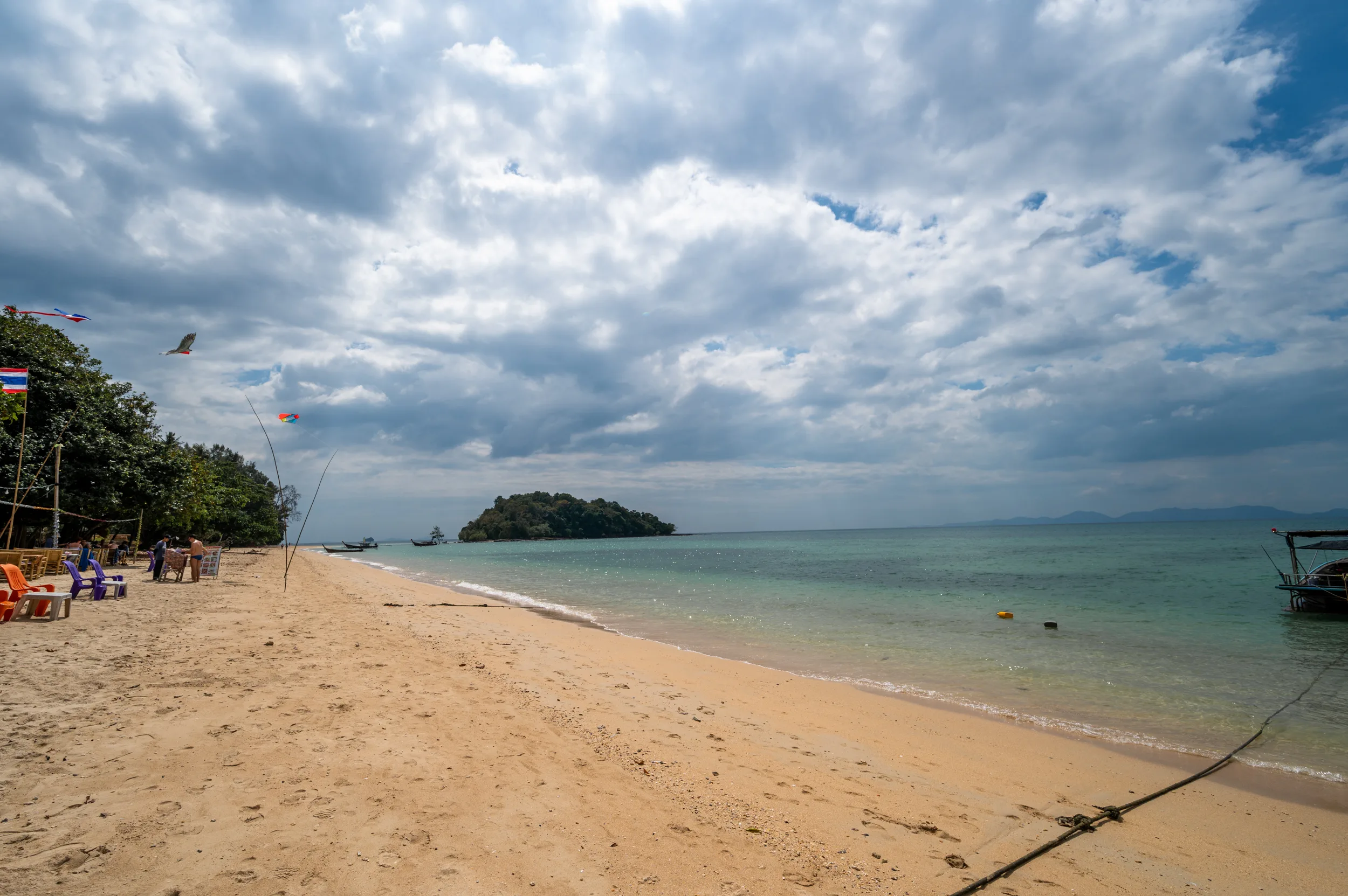 krabi hotel empfehlung (3) Blick entlang des Klong Muang Beach.