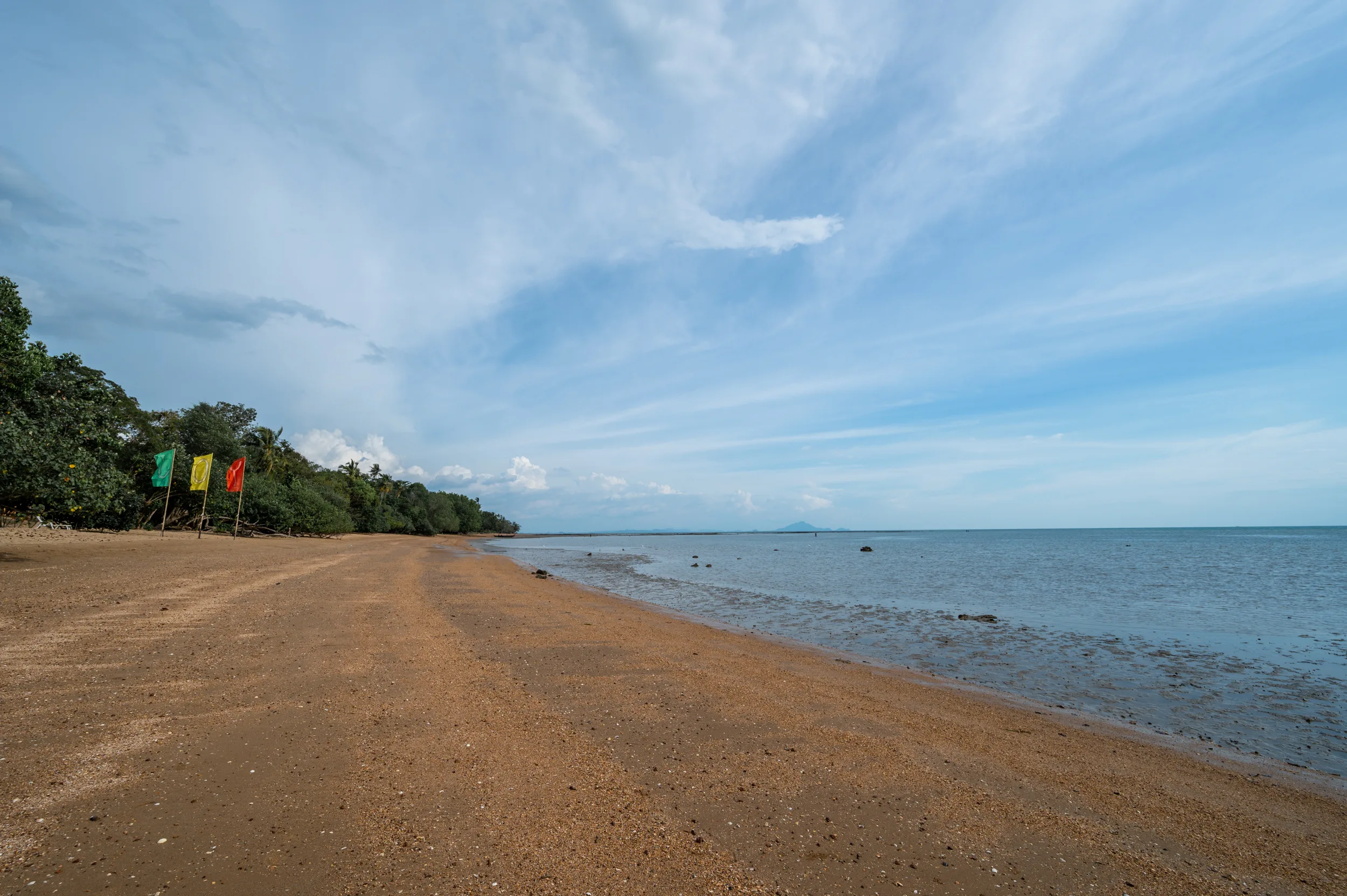 krabi hotel empfehlung (4) Dunkler Sand und sehr flaches Wasser am Ao Nam Mao Beach.