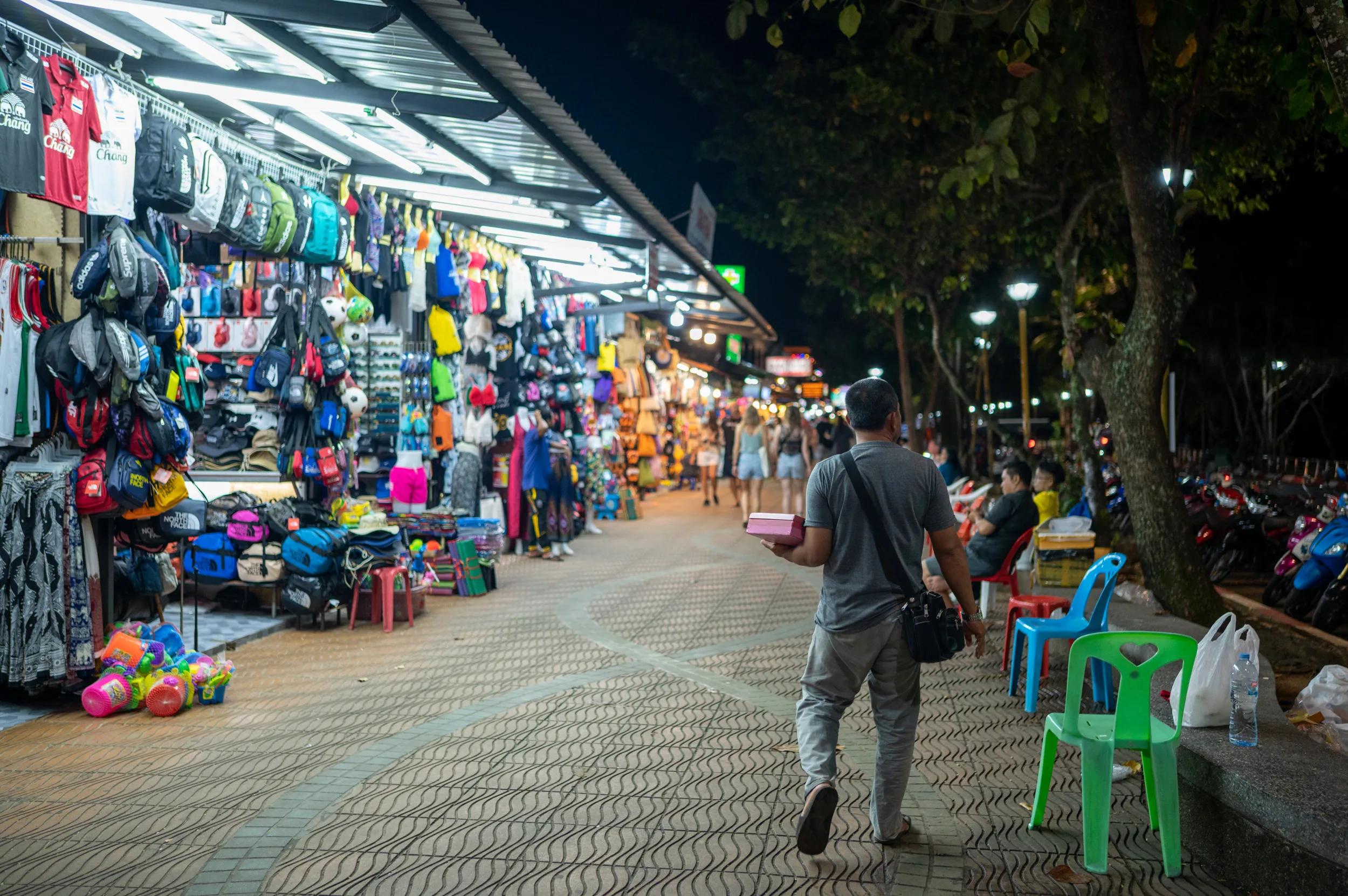 krabi hotel empfehlung (6) Händler entlang der Ao Nang Beach Road am Abend.